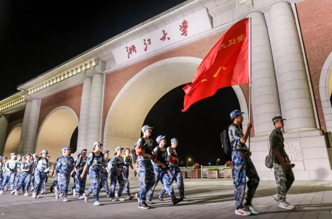 超燃！清华、上海交大等高校新生夜间拉练20公里-第12张图片-