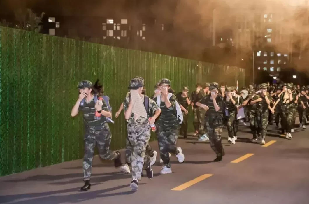 超燃！清华、上海交大等高校新生夜间拉练20公里-第11张图片-