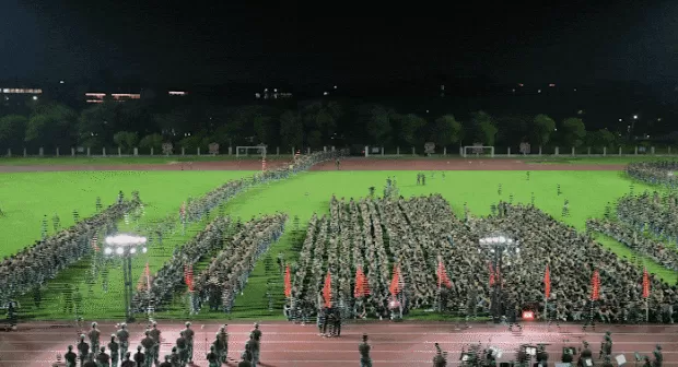 超燃！清华、上海交大等高校新生夜间拉练20公里-第13张图片-