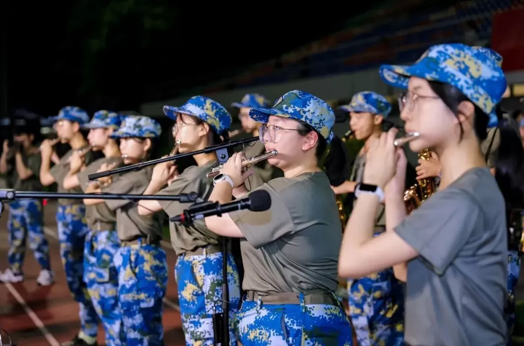 超燃！清华、上海交大等高校新生夜间拉练20公里-第14张图片-