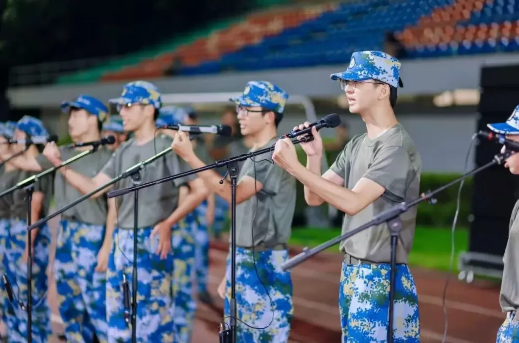 超燃！清华、上海交大等高校新生夜间拉练20公里-第15张图片-