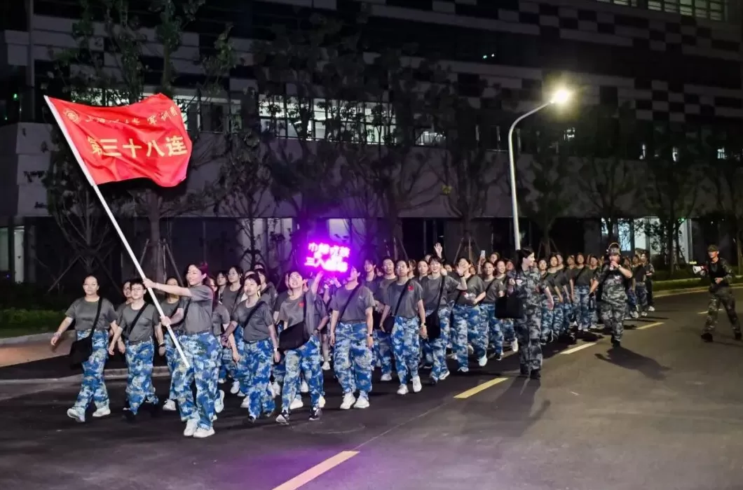 超燃！清华、上海交大等高校新生夜间拉练20公里-第18张图片-