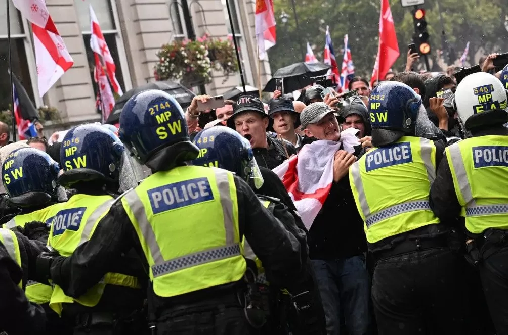 伦敦反移民集会据称吸引超十万人，马斯克连线“意外现身”-第1张图片-