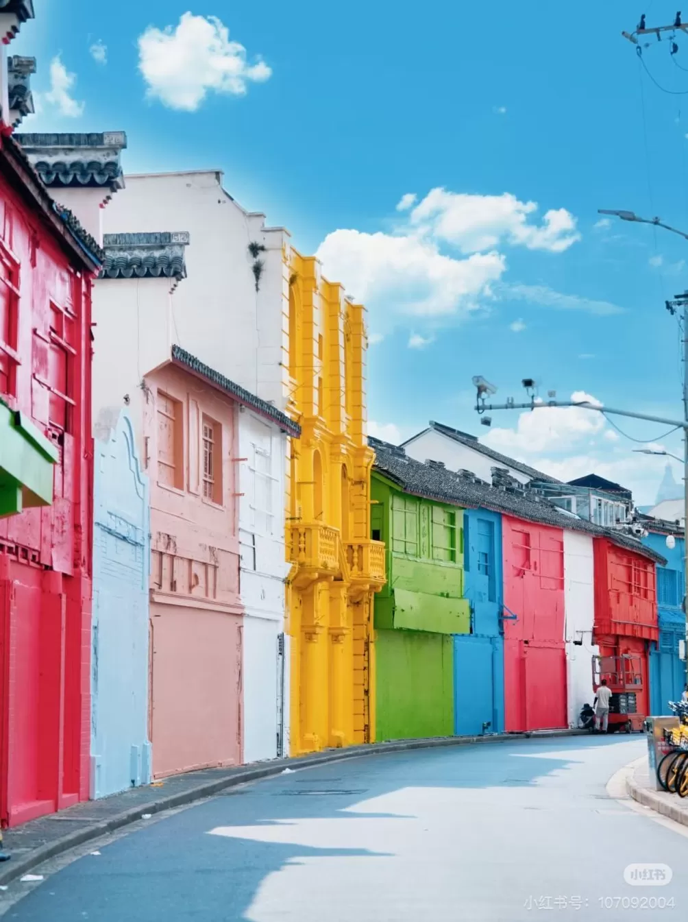 建筑外墙刷成彩色后又变白色,复星回应:留意到不同声音,将调整再呈现-第1张图片- 建筑外墙刷成彩色后又变白色,复星回应:留意到不同声音,将调整再呈现-第1张图片-