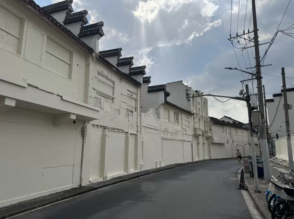 建筑外墙刷成彩色后又变白色,复星回应:留意到不同声音,将调整再呈现-第2张图片- 建筑外墙刷成彩色后又变白色,复星回应:留意到不同声音,将调整再呈现-第2张图片-