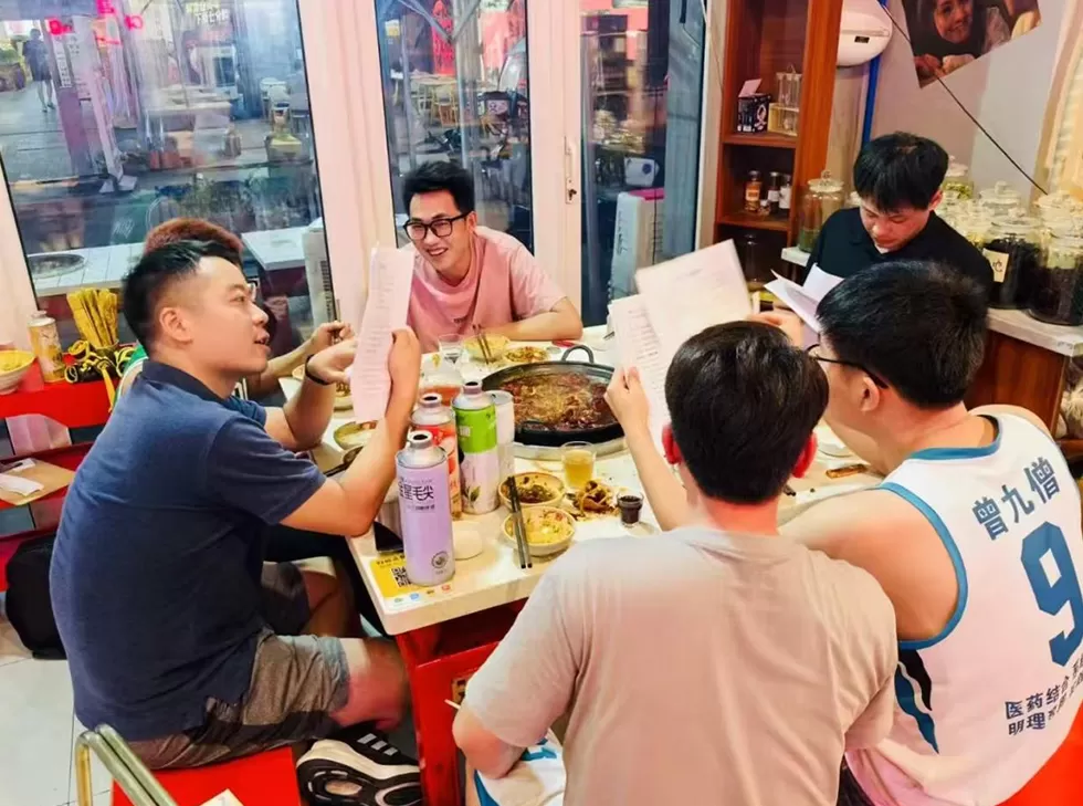 记录中国丨六位研究生的中药火锅店：让每款菜品都像学术论文般经得起推敲-第2张图片-