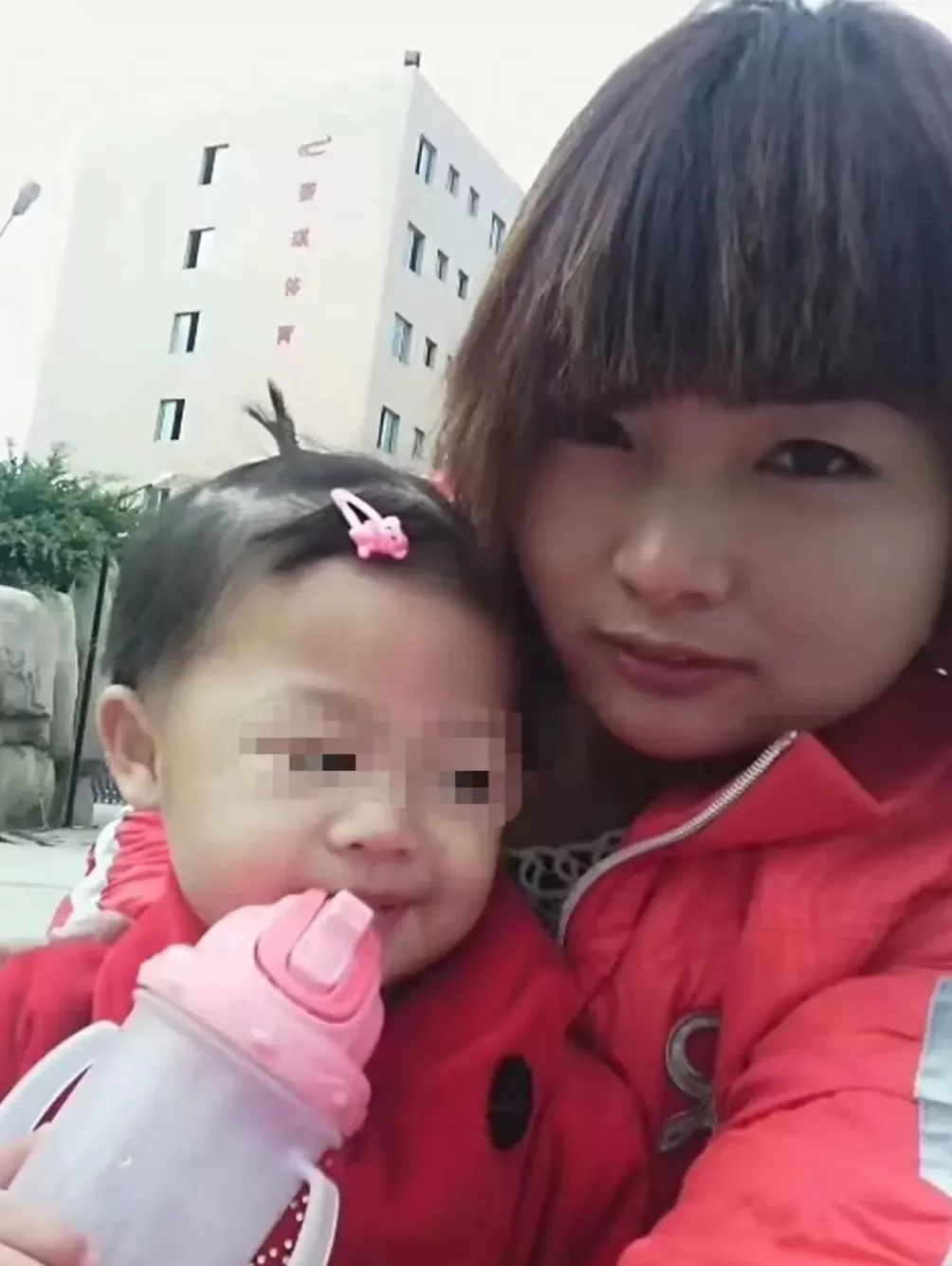 12岁女童被继母关厕所17天虐死案今日开庭,遭针扎开水烫,女孩遇害时只有40多斤!生母崩溃:生父也该死-第4张图片- 12岁女童被继母关厕所17天虐死案今日开庭,遭针扎开水烫,女孩遇害时只有40多斤!生母崩溃:生父也该死-第4张图片-