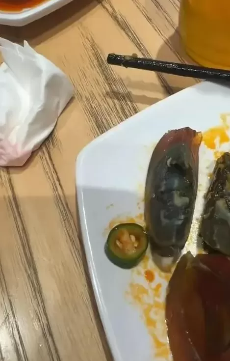 女子吃出蠕动虫子，门店：对方索要5000元，按食安法只能给1000元-第2张图片-