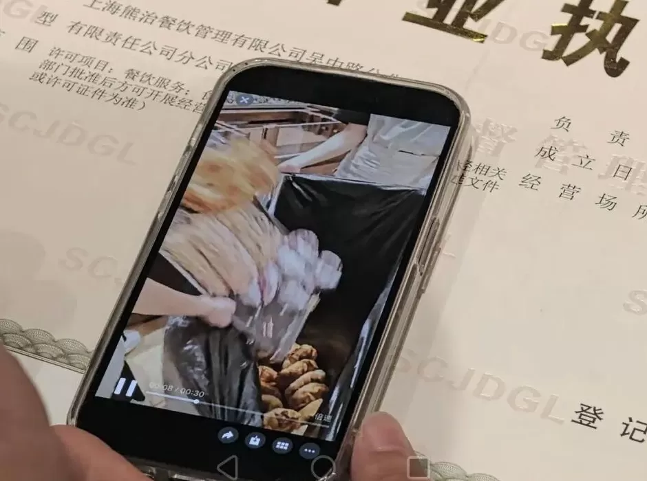 上海网红面包店深夜大量丢弃面包，价格还不便宜！市监局突击检查，网友吵翻了-第6张图片-