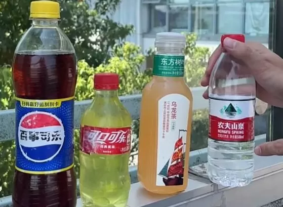 上海知名景区门口有人卖不明饮料，不少游客中招，城管部门已介入调查-第5张图片-