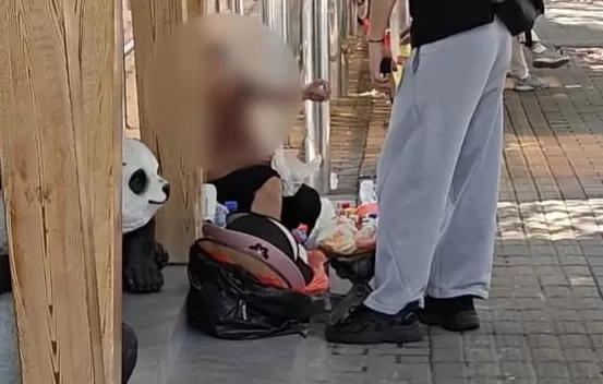 上海知名景区门口有人卖不明饮料，不少游客中招，城管部门已介入调查-第4张图片-