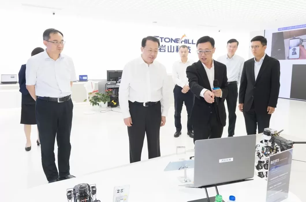 推动科技创新与产业创新深度融合，支持经营主体抢抓产业变革机遇！龚正调研人工智能产业-第2张图片-