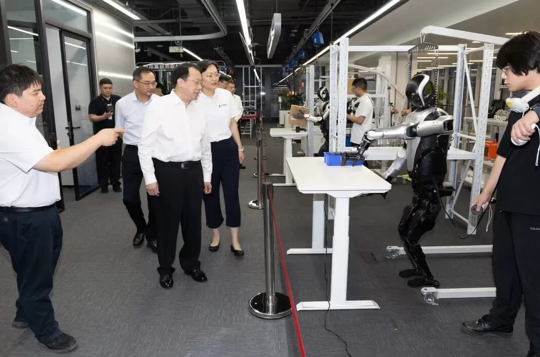 推动科技创新与产业创新深度融合，支持经营主体抢抓产业变革机遇！龚正调研人工智能产业-第1张图片-