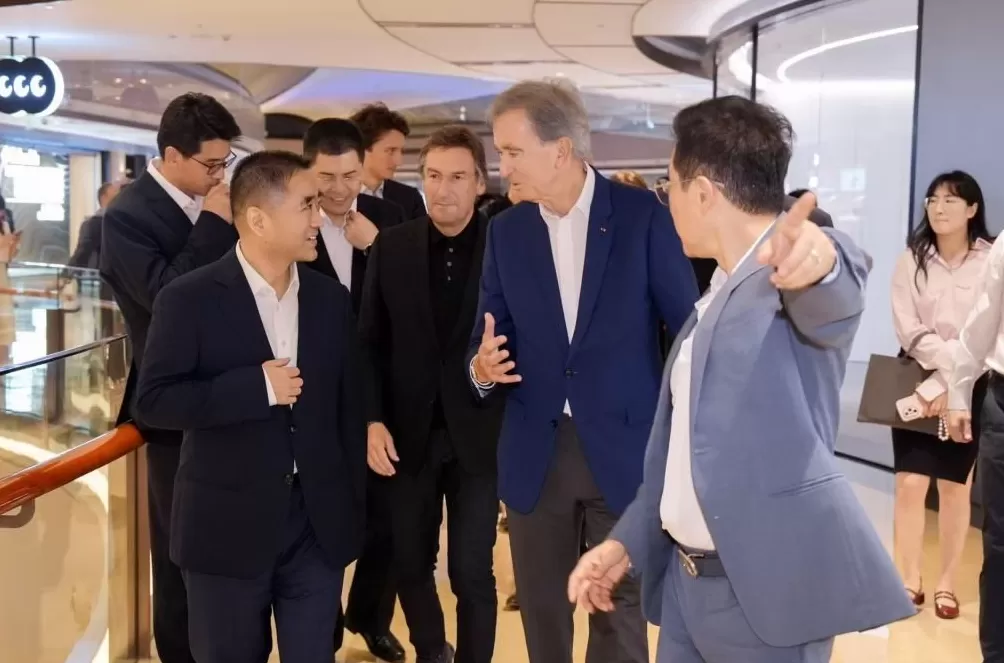 登船，打卡，点赞！ LVMH董事长阿尔诺现身上海，参观“路易号”巨轮-第1张图片-