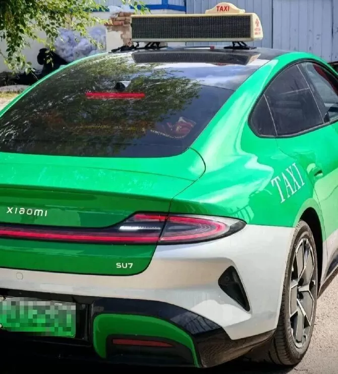 全国第一辆小米SU7出租车司机被同行举报、踢出司机群，吐槽他“太卷了”，本人回应：每个月充电比加气更省钱，一年能省3万元-第1张图片-