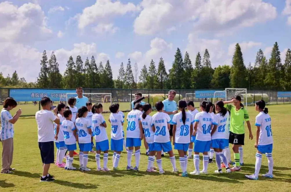 深一度｜他们为乡村足球女孩撑起一片天-第3张图片-
