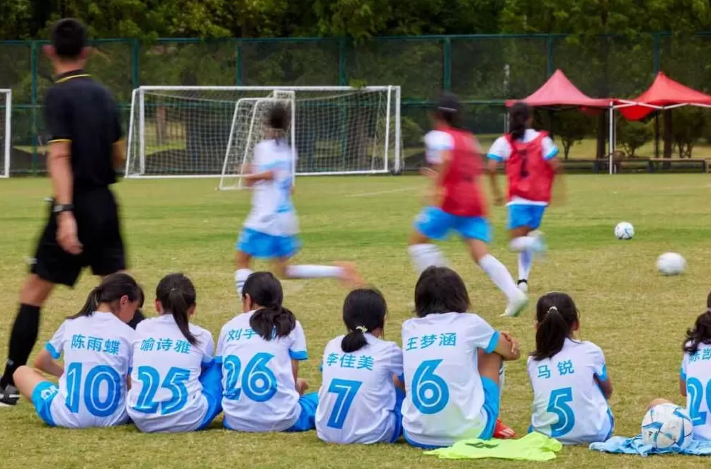 深一度｜他们为乡村足球女孩撑起一片天-第6张图片-