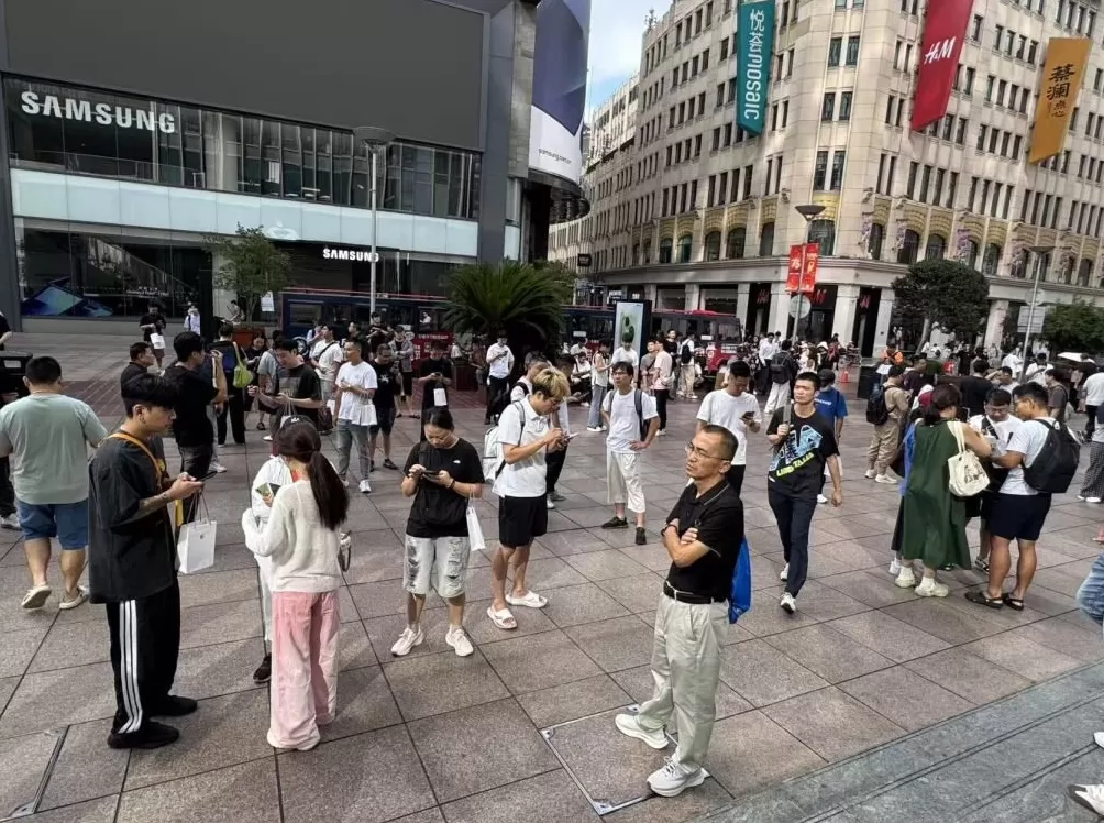 直击iPhone 17开售首日：消费者偏爱银色橙色，有黄牛加价500元收购Max 256G版本-第2张图片-