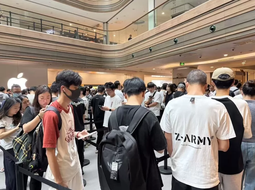 直击iPhone 17开售首日：消费者偏爱银色橙色，有黄牛加价500元收购Max 256G版本-第1张图片-