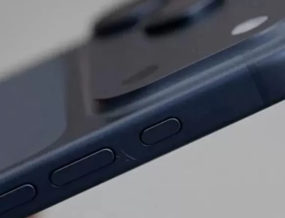 苹果线下店摆出iPhone17系列真机：铝合金机身首日即已伤痕累累-第2张图片-