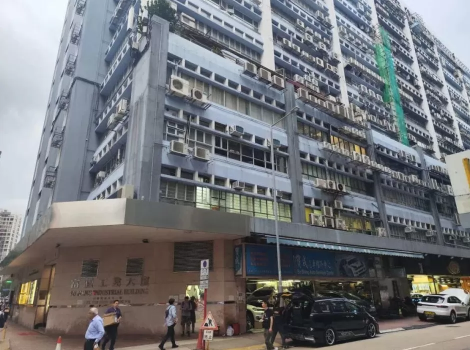 “香港黄金劫案”主谋等5人在逃,动机疑为报复前合伙人,部分案犯有黑社会背景-第3张图片- “香港黄金劫案”主谋等5人在逃,动机疑为报复前合伙人,部分案犯有黑社会背景-第3张图片-