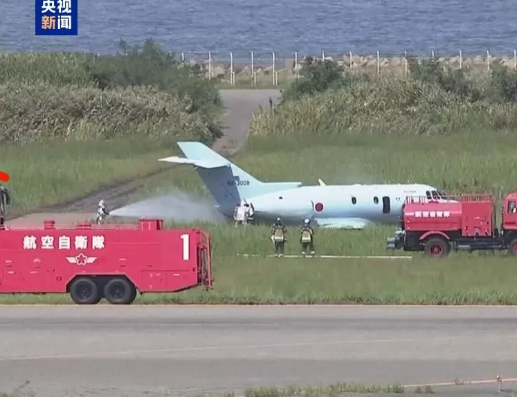 日本航空自卫队一飞机着陆时冲出跑道伤亡暂不明-第1张图片-