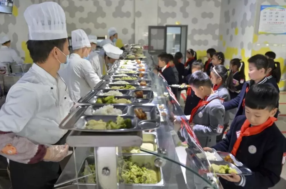 校园餐,校长也得一起吃-第1张图片- 校园餐,校长也得一起吃-第1张图片-