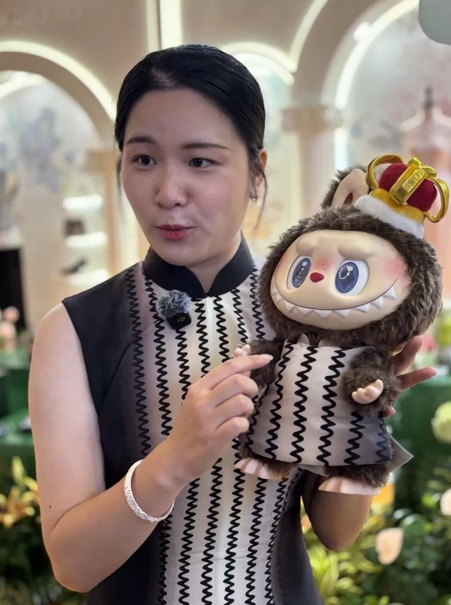 老字号给Labubu穿上非遗旗袍,“玲娜贝儿、Jellycat都可来定制”-第1张图片- 老字号给Labubu穿上非遗旗袍,“玲娜贝儿、Jellycat都可来定制”-第1张图片-