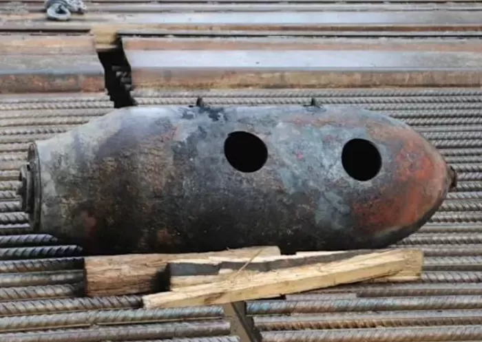 香港街头一工地疑现二战时炸弹,长约1.3米、直径0.5米,警方封锁现场-第1张图片- 香港街头一工地疑现二战时炸弹,长约1.3米、直径0.5米,警方封锁现场-第1张图片-