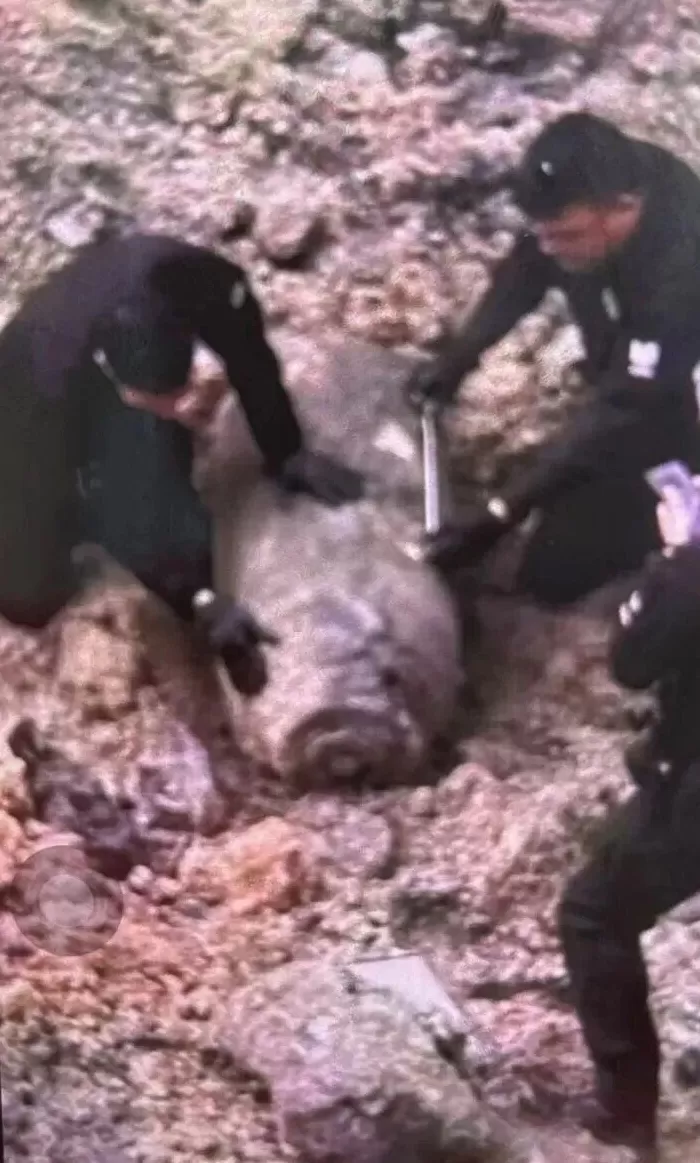 香港街头一工地疑现二战时炸弹,长约1.3米、直径0.5米,警方封锁现场-第2张图片- 香港街头一工地疑现二战时炸弹,长约1.3米、直径0.5米,警方封锁现场-第2张图片-