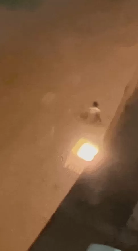 男子从温州一大桥跳下,没想到正值退潮江中无水,身体陷入淤泥中无法脱身-第3张图片- 男子从温州一大桥跳下,没想到正值退潮江中无水,身体陷入淤泥中无法脱身-第3张图片-