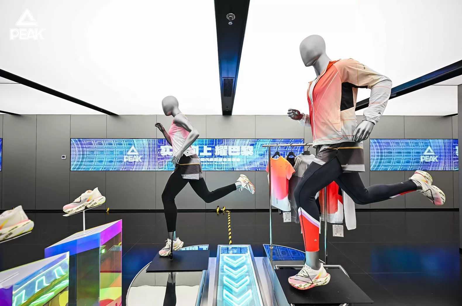 比安踏更早成立的匹克，为何裁员降薪失去了先机？-第1张图片-