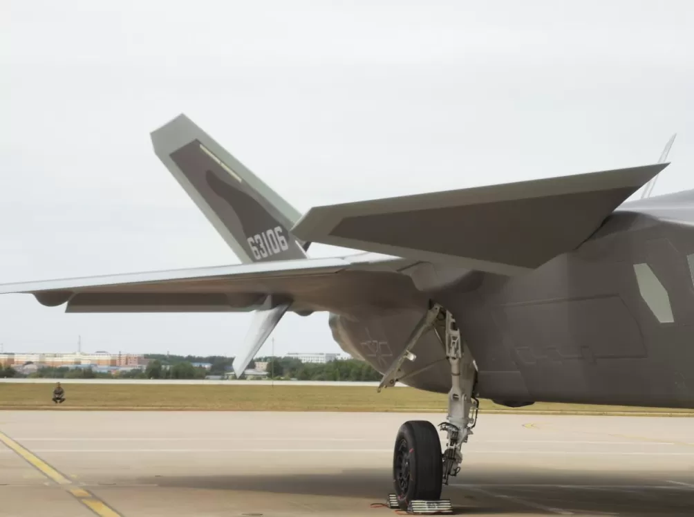 多图|近距离多角度直击!歼-20首次进行地面静态展示-第6张图片- 多图|近距离多角度直击!歼-20首次进行地面静态展示-第6张图片-