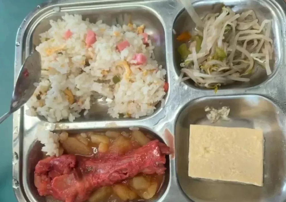 “学校饭菜有异味”,上海家长急了-第7张图片- “学校饭菜有异味”,上海家长急了-第7张图片-