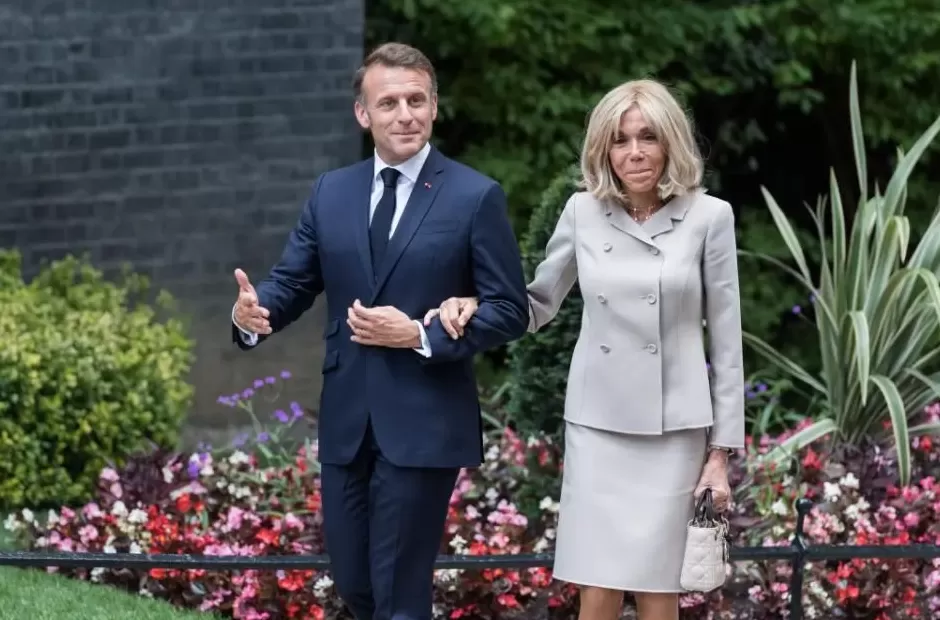 马克龙72岁爱妻恐将提供六项“私人证据”，证明天生女性，专家：这是羞辱-第2张图片-