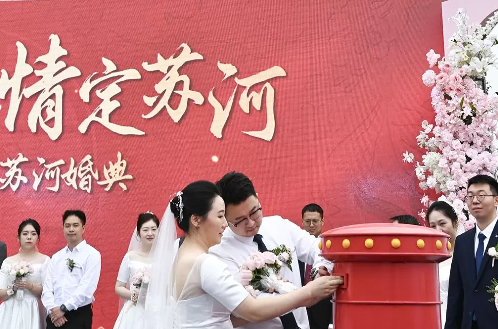 魔都眼︱苏河婚典：百位新人在百合桥许下爱的承诺-第3张图片-