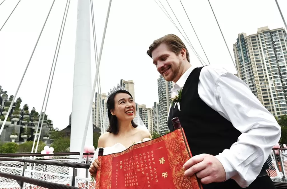 魔都眼︱苏河婚典：百位新人在百合桥许下爱的承诺-第4张图片-