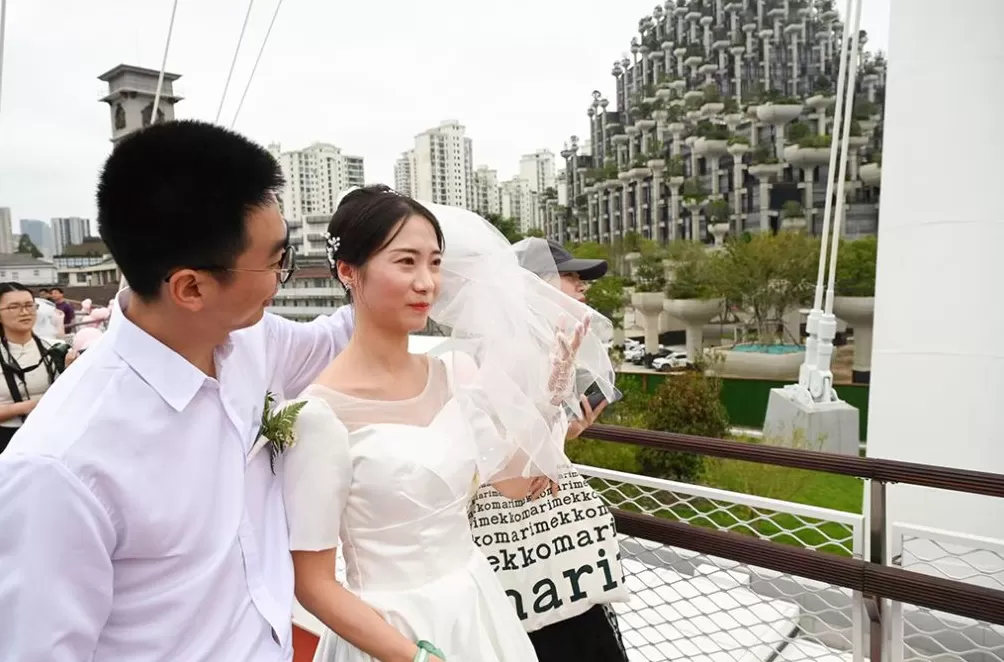 魔都眼︱苏河婚典：百位新人在百合桥许下爱的承诺-第9张图片-