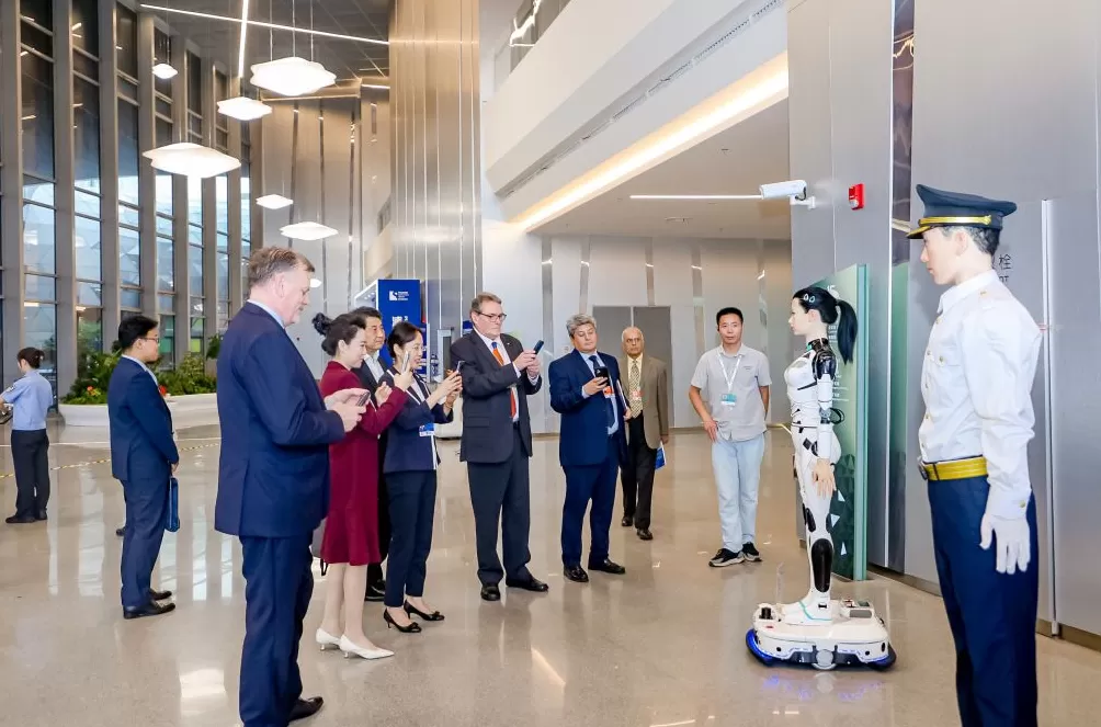 侧记｜开幕首日，浦江创新论坛会场内外的科技“时空观”-第1张图片-