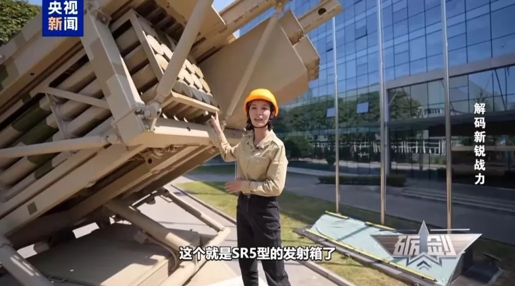 3分钟内完成40发火箭弹装填多角度展示SR5型火箭炮-第2张图片- 3分钟内完成40发火箭弹装填多角度展示SR5型火箭炮-第2张图片-