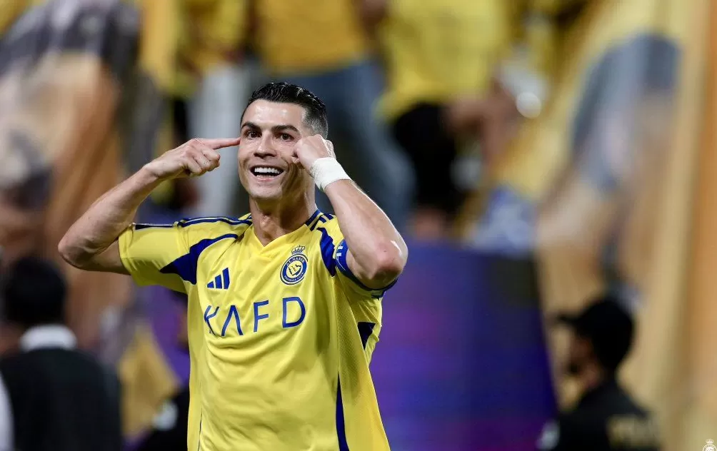 体坛联播｜C罗再刷生涯进球纪录，十人曼联赢球保阿莫林帅位-第1张图片-