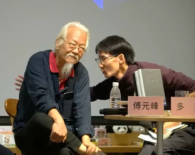 诗人多多参加自己的新书发布会，除了“怼人”不发一言-第3张图片-