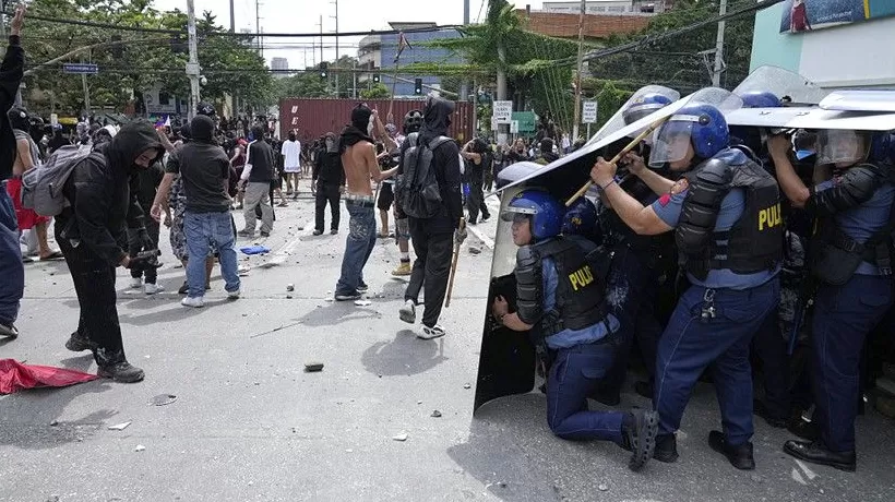 菲律宾上万人游行抗议防洪工程腐败，中使馆紧急提醒-第1张图片-