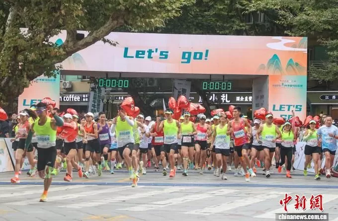 2025庐山半程马拉松赛开跑,选手奔跑于匡庐奇秀中-第1张图片- 2025庐山半程马拉松赛开跑,选手奔跑于匡庐奇秀中-第1张图片-