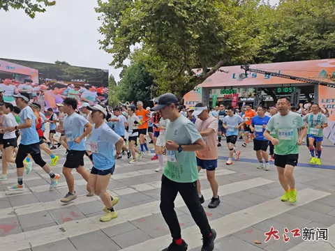 开启文旅融合新篇章，2025庐山半程马拉松鸣枪开跑-第1张图片-