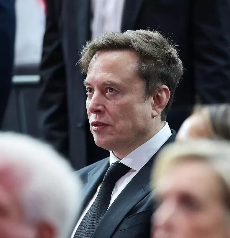 马斯克和特朗普在追悼会上重逢,握手聊天似“破冰”,却也引发争议-第6张图片- 马斯克和特朗普在追悼会上重逢,握手聊天似“破冰”,却也引发争议-第6张图片-