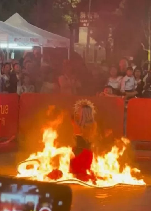 云南昆明商场表演“火裙舞”，一名女演员裙子引燃被烧伤-第1张图片-