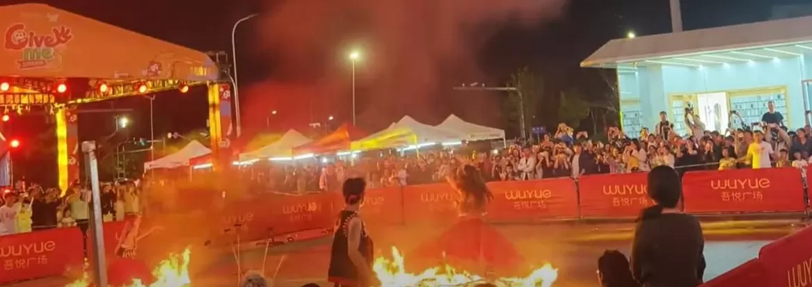 云南昆明商场表演“火裙舞”，一名女演员裙子引燃被烧伤-第2张图片-