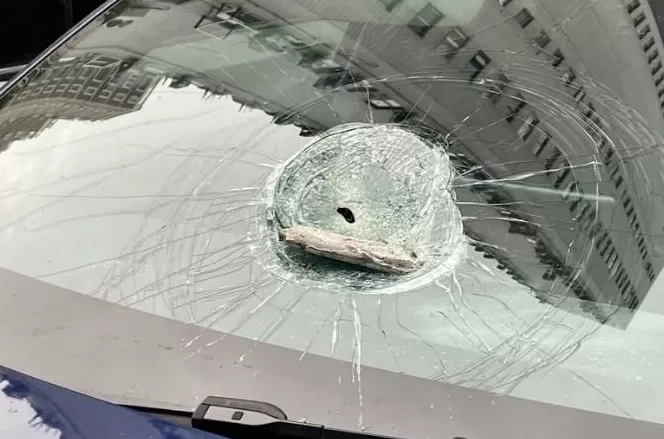 事发上海市中心!一声巨响,32楼坠落“炸弹”,砸烂9辆车居民:不是第一次-第5张图片- 事发上海市中心!一声巨响,32楼坠落“炸弹”,砸烂9辆车居民:不是第一次-第5张图片-