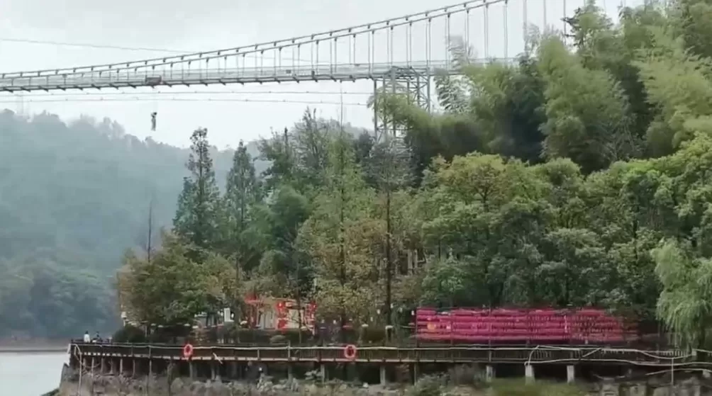 长沙石燕湖景区飞天项目有人悬停半空后被救,景区:已解决-第1张图片- 长沙石燕湖景区飞天项目有人悬停半空后被救,景区:已解决-第1张图片-